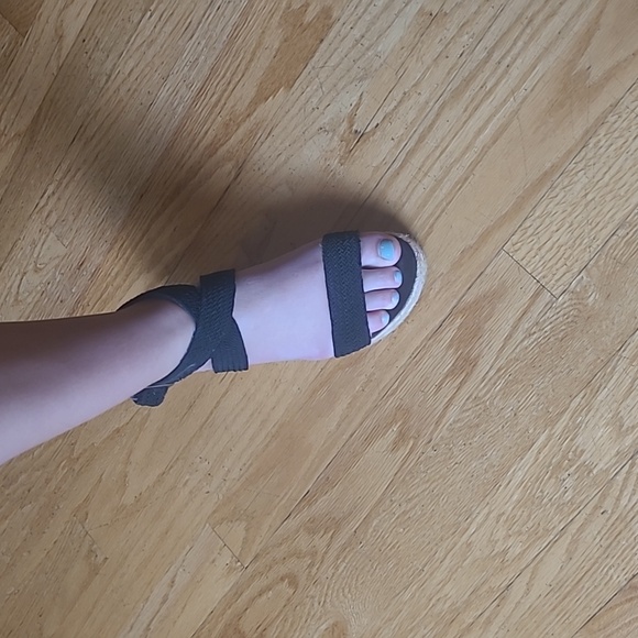 Cute opentoed heels. - Picture 1 of 2